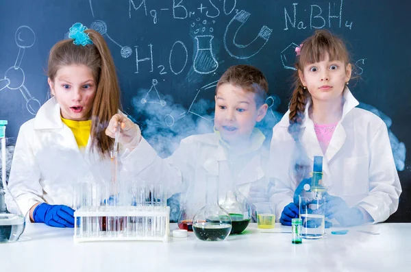 Tres niños excitados después del experimento químico —  Fotos de Stock