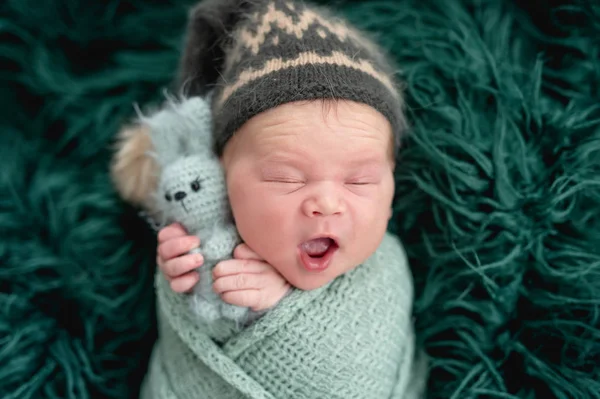Lustiges Gesicht des Neugeborenen — Stockfoto
