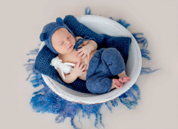 Recém-nascido adorável no berço — Fotografia de Stock