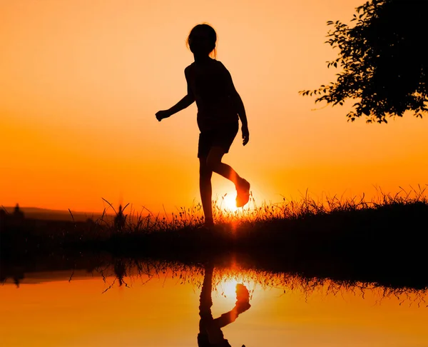 Adolescente no pôr-do-sol — Fotografia de Stock