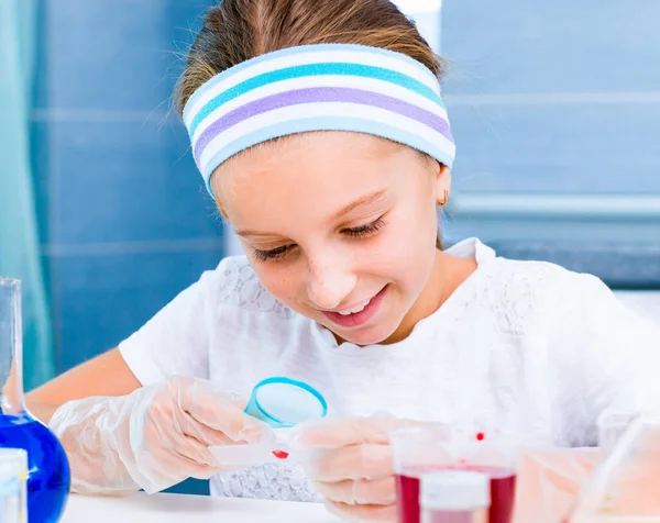 Menina com frascos para química — Fotografia de Stock