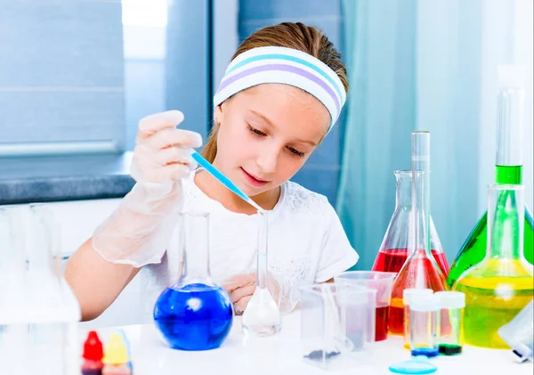 Kleines Mädchen mit Fläschchen für Chemie — Stockfoto