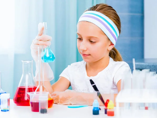 Niña con frascos para química — Foto de Stock