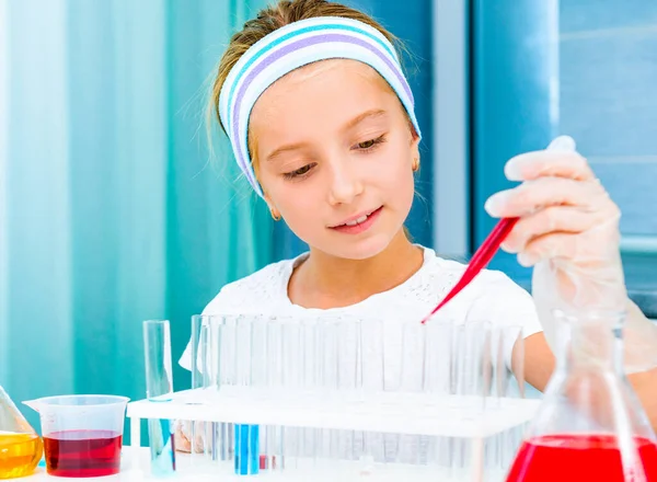 Şişeler kimya ile küçük kız — Stok fotoğraf