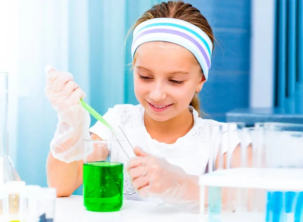 Menina com frascos para química — Fotografia de Stock