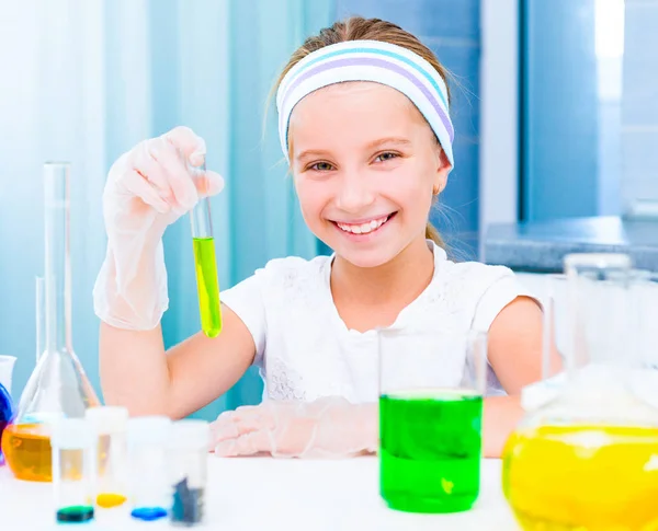 Menina com frascos para química — Fotografia de Stock