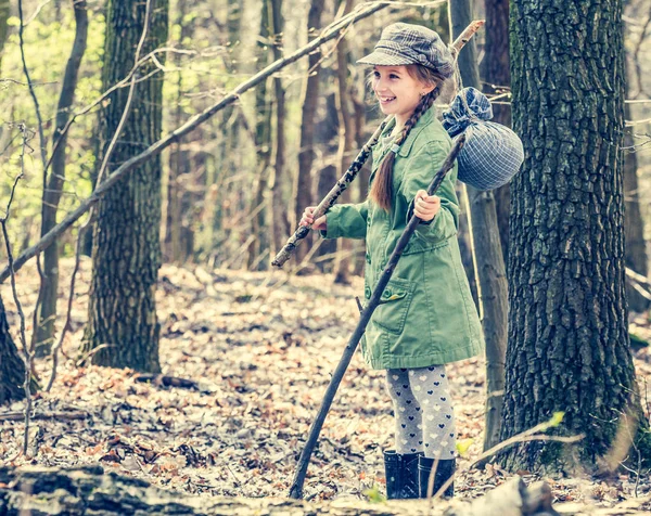 Smiling little girl goes through the woods — Stock Photo, Image