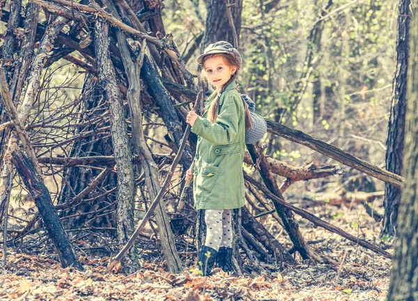 Little girl in the wood near the hut — Stock Photo, Image
