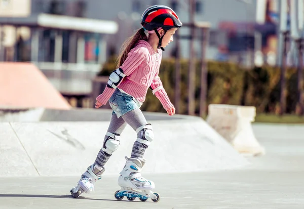 Pouco bonito menina equitação no rolo patins — Fotografia de Stock