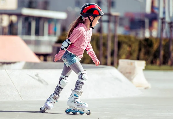 Kleines süßes Mädchen auf Rollschuhen — Stockfoto