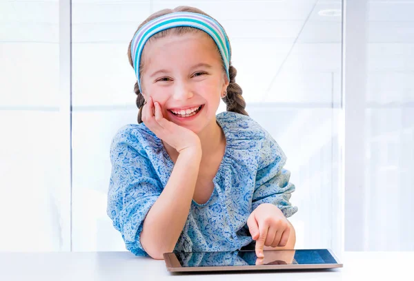 Klein meisje en haar magische tablet — Stockfoto