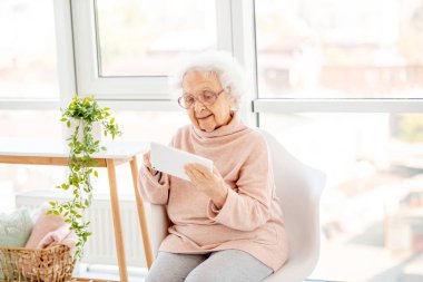 Tabletli yaşlı kadın.