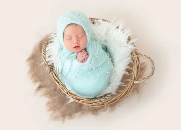 Recém-nascido deitado em cesta — Fotografia de Stock