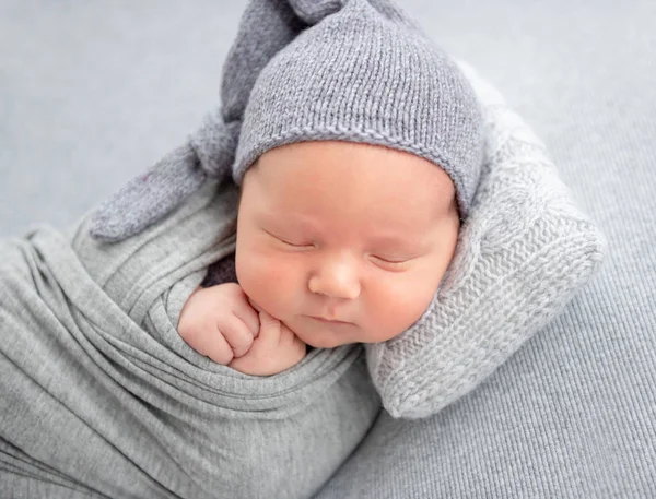 Novorozenec odpočívající na polštáři — Stock fotografie