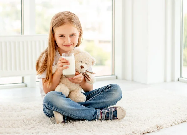 テディベアと抱き合うかわいい子供の女の子 — ストック写真