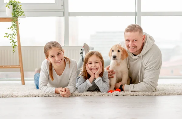 Отец с дочерьми и щенком — стоковое фото