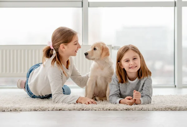 Amigos felizes e cachorro jovem — Fotografia de Stock