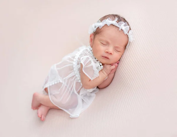 Anjo recém-nascido inocente — Fotografia de Stock