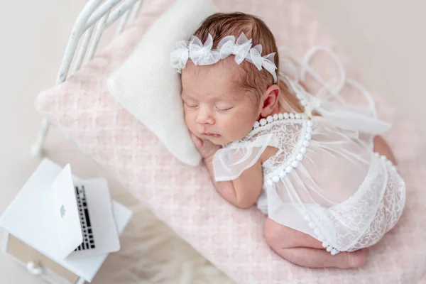 Lindo recién nacido dormido — Foto de Stock