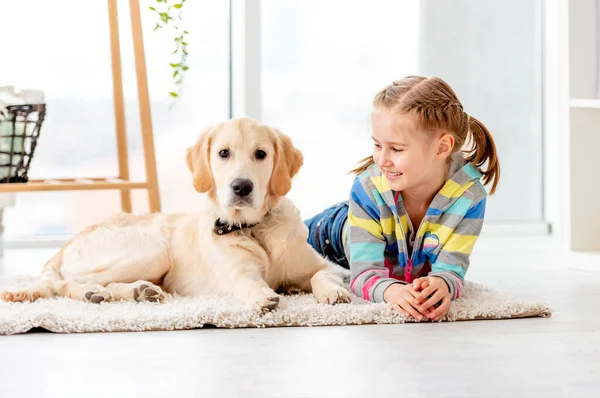 Gadis bahagia dengan retriever — Stok Foto