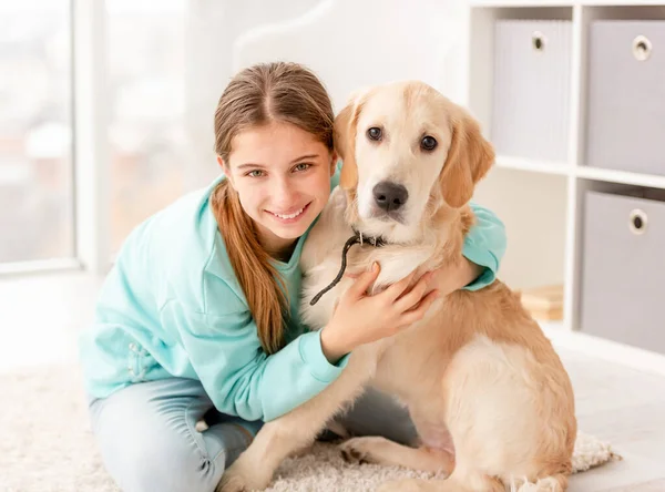 Schattig meisje knuffelen hond — Stockfoto