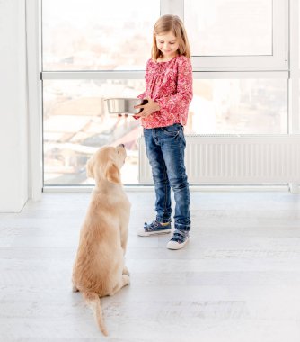 Köpeğe yemek veren kız.