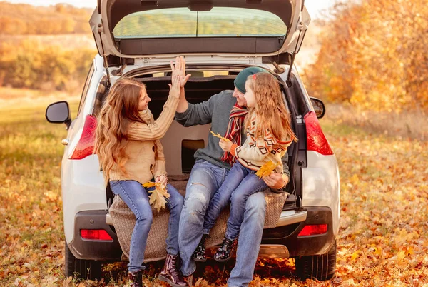 Vader met dochters in de herfst omgeving — Stockfoto