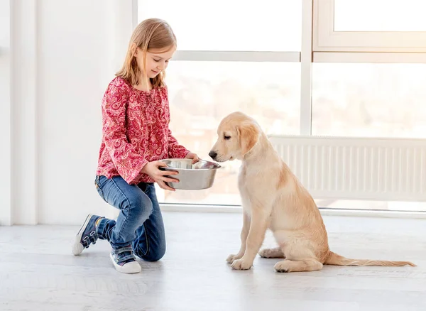 Menina dando comida para o cão — Fotografia de Stock