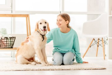 Güzel köpeğiyle gülümseyen kız.