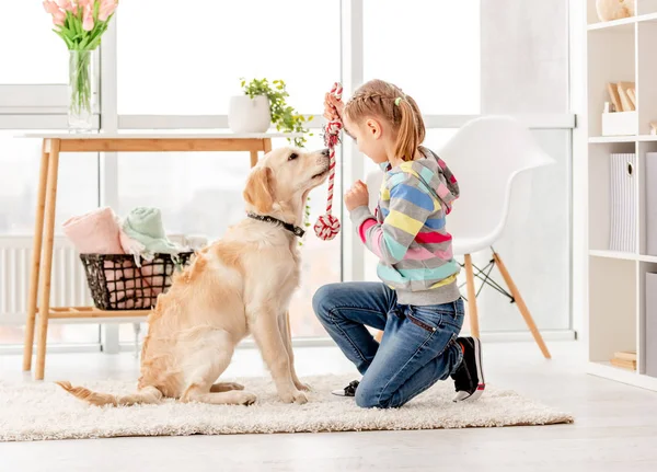 Chica juguetona con perro — Foto de Stock