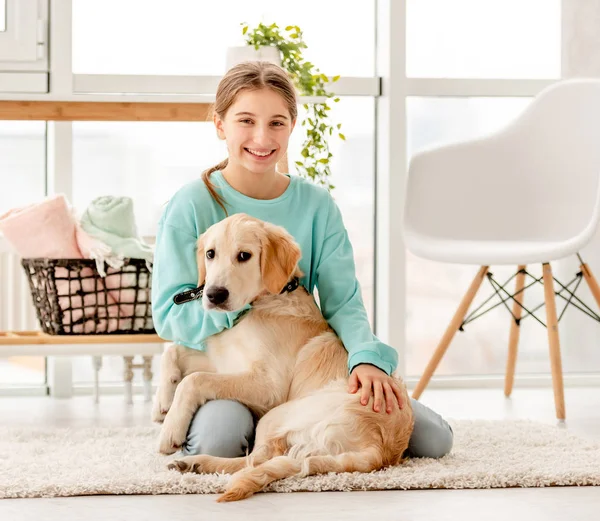 Cheerful girl hugging cute dog — Stockfoto