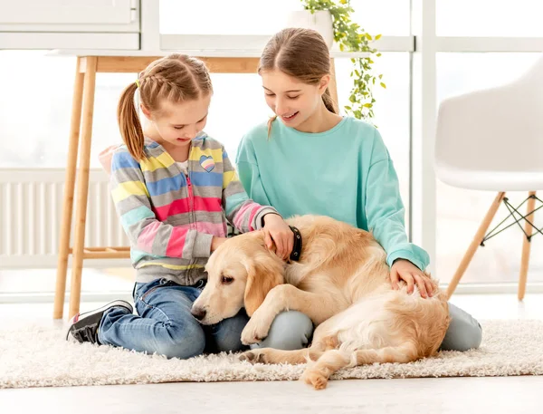 Sœurs heureuses câlins chien mignon — Photo