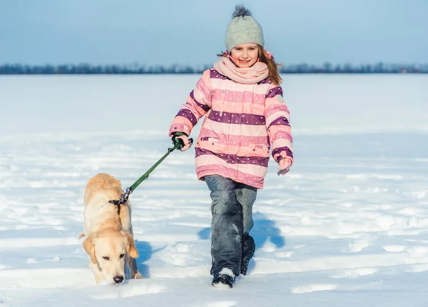 Gelukkig meisje wandelen met hond — Stockfoto