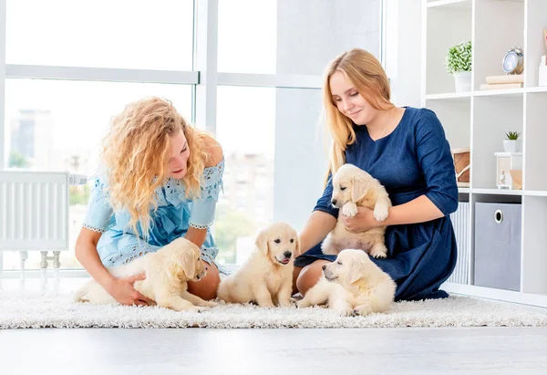 Meisjes spelen met puppies — Stockfoto