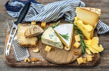 Tabakta çeşitli peynirler