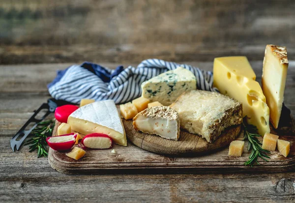 Смачний набір сиру — стокове фото