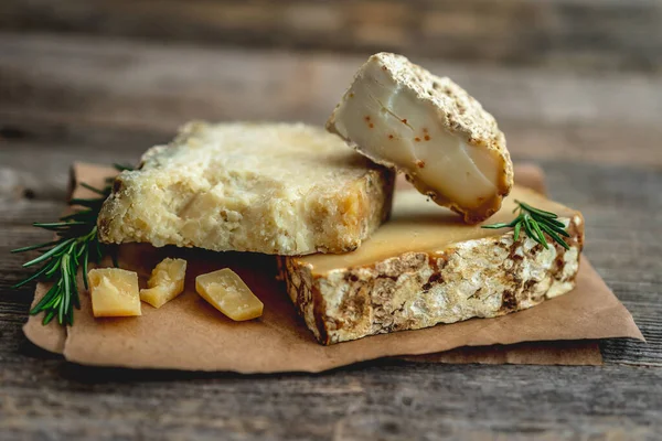 Trozos salados de queso — Foto de Stock