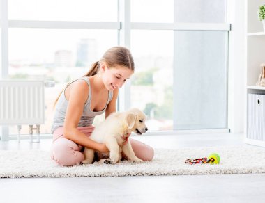 Avuçlayan köpek yavrusu