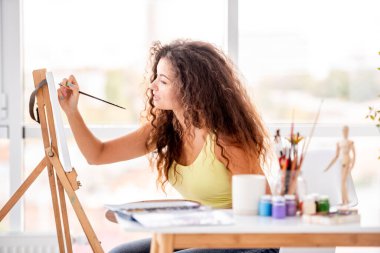 Yeni resim yapan kız ressam.