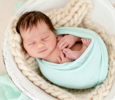 Gülümseyen yeni doğmuş bebek uyuyor