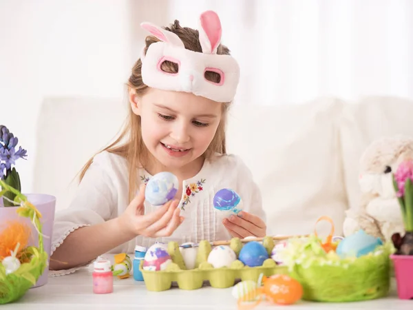 Criança pintando alguns ovos para a Páscoa — Fotografia de Stock
