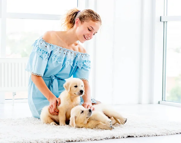 좋은 소녀와 리트리버 강아지 — 스톡 사진