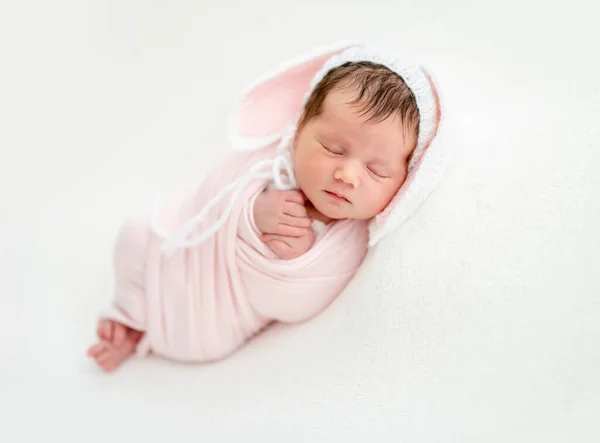 Rolig nyfödd i stickad mössa — Stockfoto