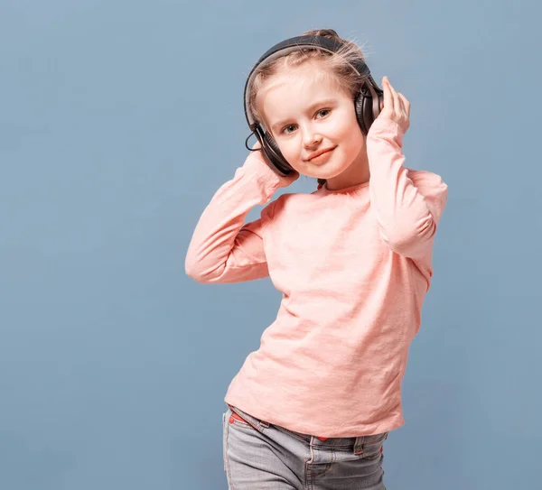 Lány fülhallgatóval zenét hallgat — Stock Fotó