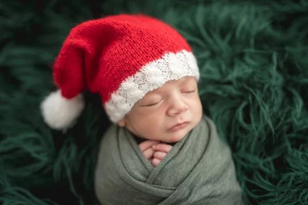 Entzückendes Neugeborenes mit Weihnachtsmütze — Stockfoto