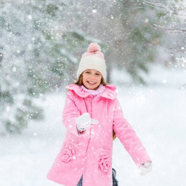 Küçük kız kar havaya atar