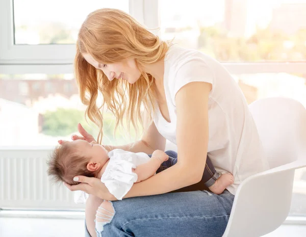 Knuffelen moeder en baby — Stockfoto