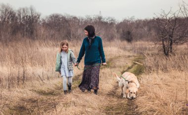 Doğada köpekle yürümek