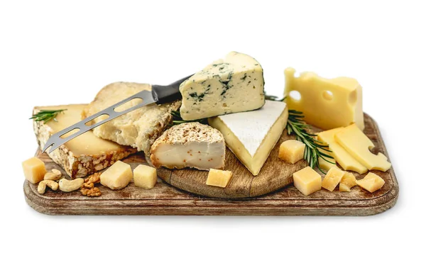 Assortiment de fromages sur assiette en bois — Photo