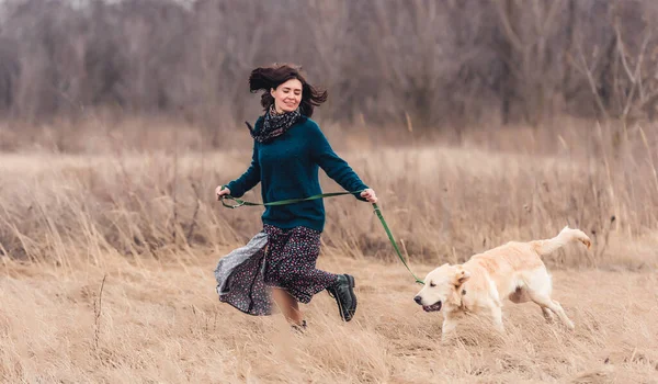 Güzel köpeği olan mutlu kadın. — Stok fotoğraf